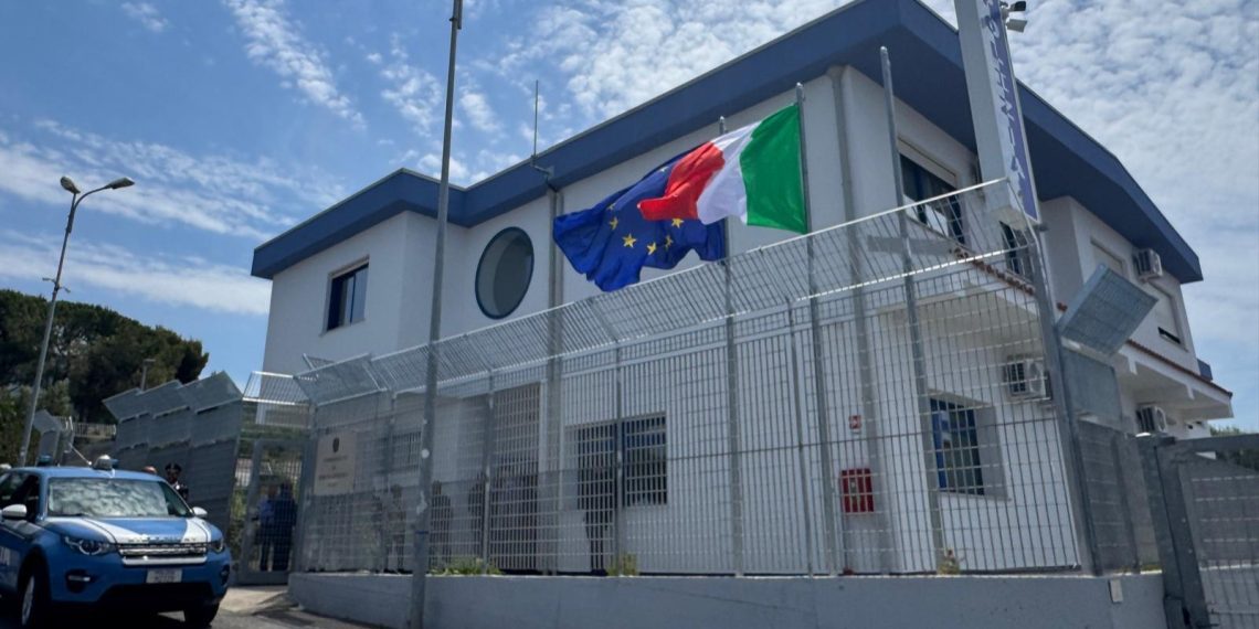 Diamante, droga nascosta in un ristorante: due arresti