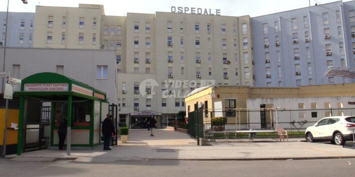 Anziano si allontana dall’ospedale di Crotone, ritrovato dopo ore: Asp avvia istruttoria interna