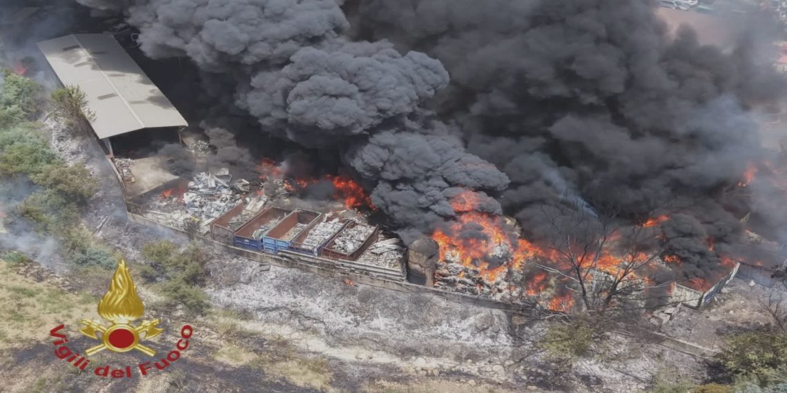 Vasto incendio in un’autodemolizione, da ore al lavoro i Vigili del Fuoco