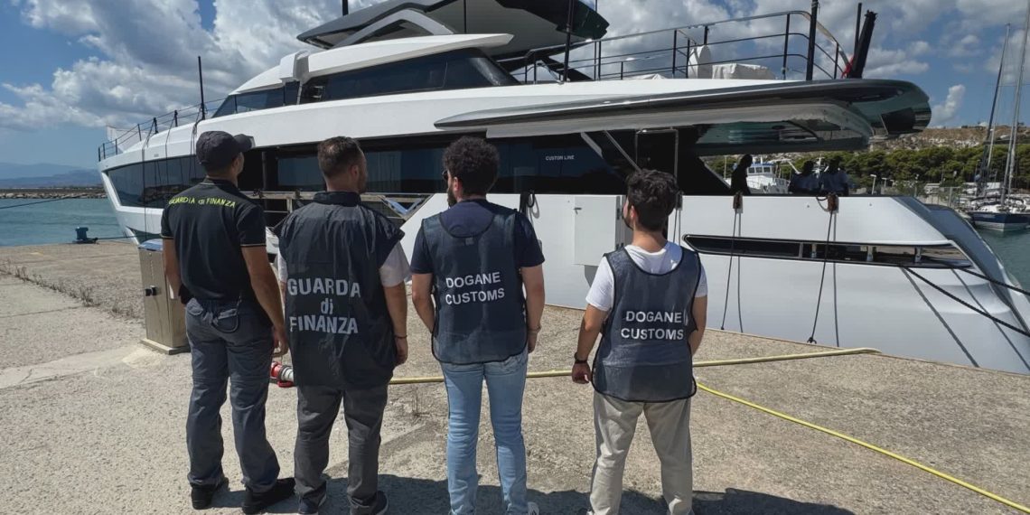 Roccella Jonica, sequestrato yacht da 10 milioni: contestata evasione da 2 milioni di euro