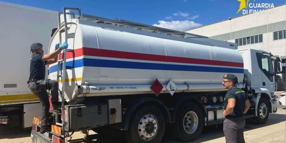 Sequestrata autobotte con gasolio irregolare: due denunce