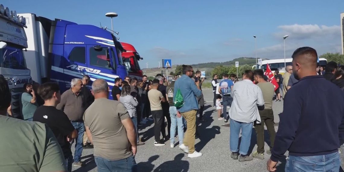 Caro carburanti, gli autotrasportatori manifestano alla Cittadella regionale