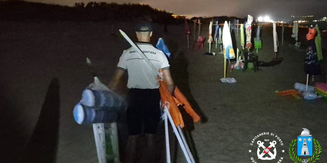 Steccato di Cutro, spiaggia liberata nella notte da ombrelloni e sdraio abusivi