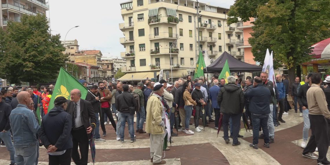 Cosenza, agricoltori e cittadini in presidio contro il caro vita