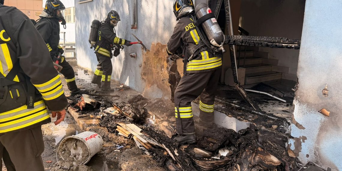 Incendio all’ospedale di Crotone, fiamme in un’area esterna