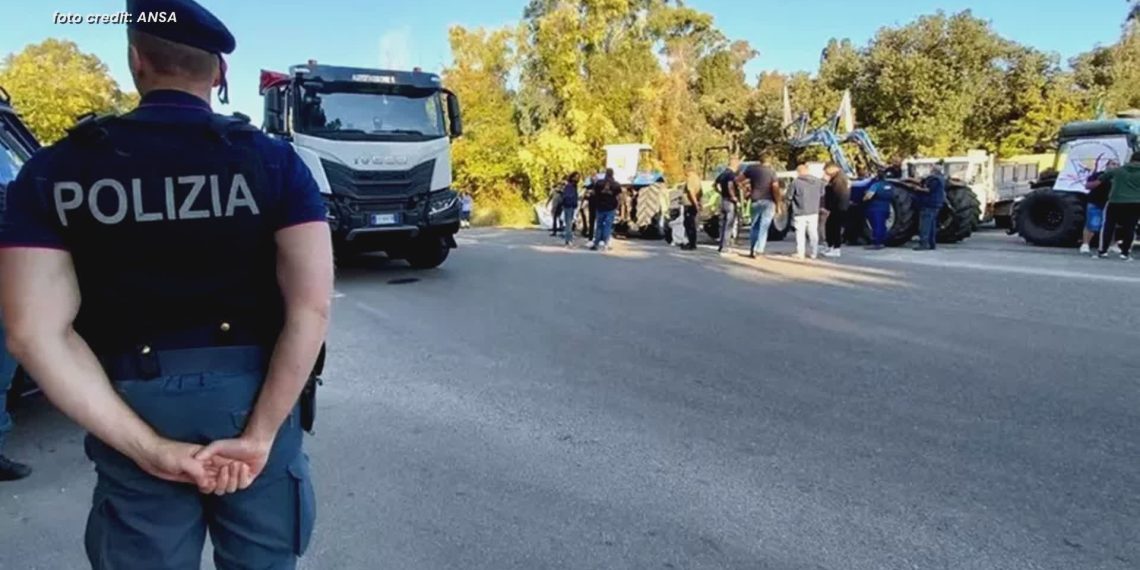 Agricoltori in protesta bloccano autocisterne di carburante