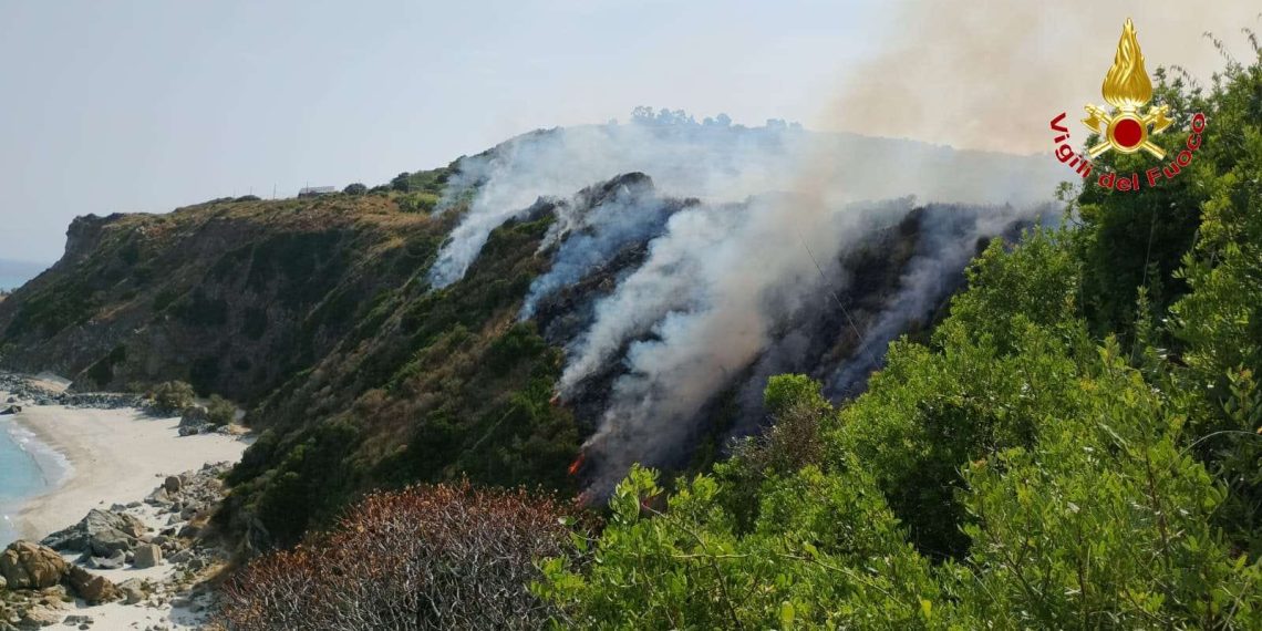 Zambrone, incendio vicino ferrovia: Vigili del Fuoco al lavoro per ore