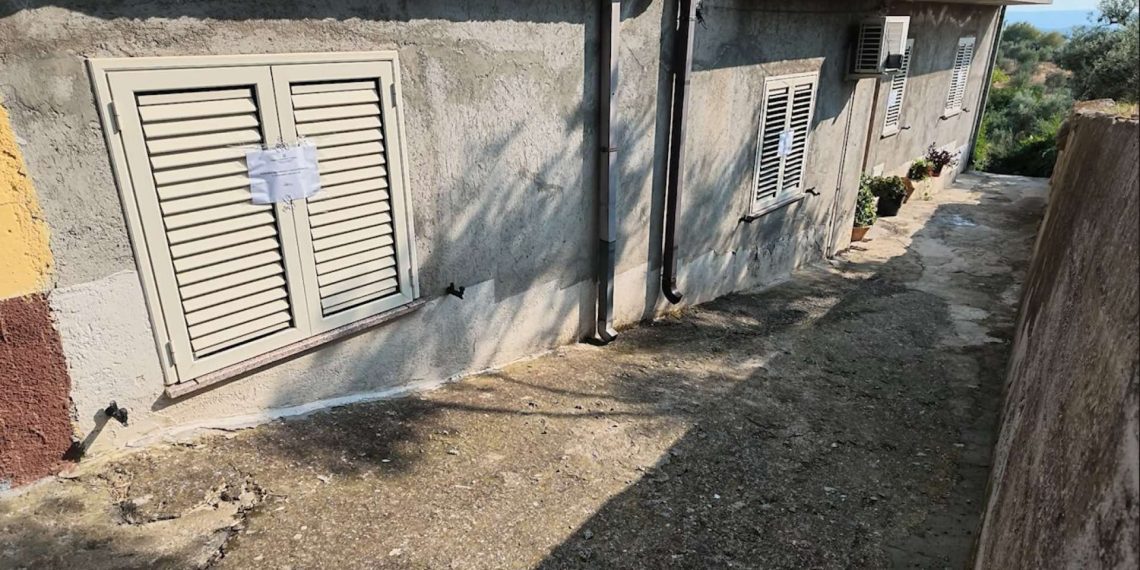 Uomo morto in casa a Stignano, la moglie indagata in stato di libertà