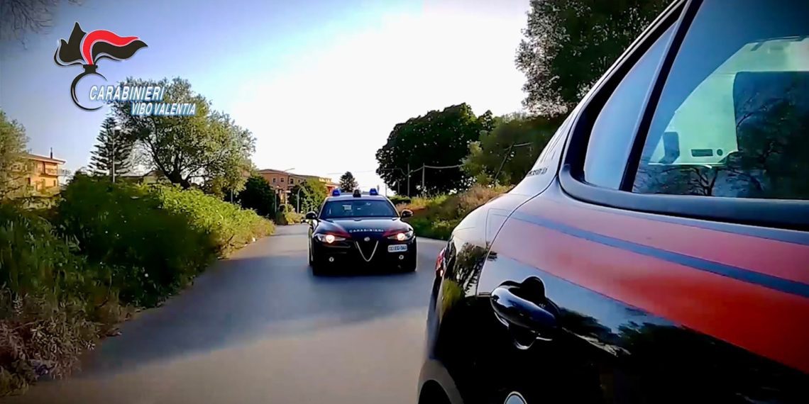 Corpo carbonizzato in un’auto nelle campagne di Ricadi: avviate le indagini
