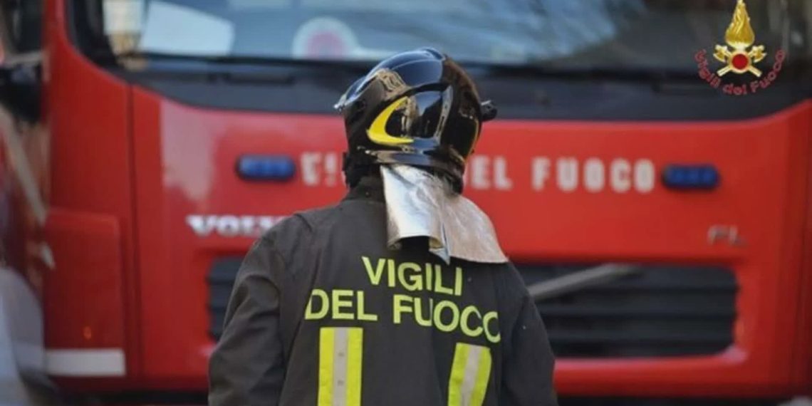 Vasto incendio nei pressi della discarica di Pianopoli, fiamme visibili dalla Statale 280
