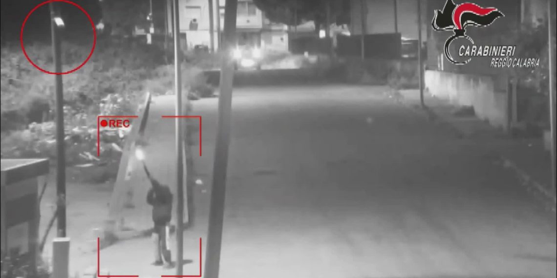 Festeggiarono il Capodanno sparando colpi di pistola: 6 misure