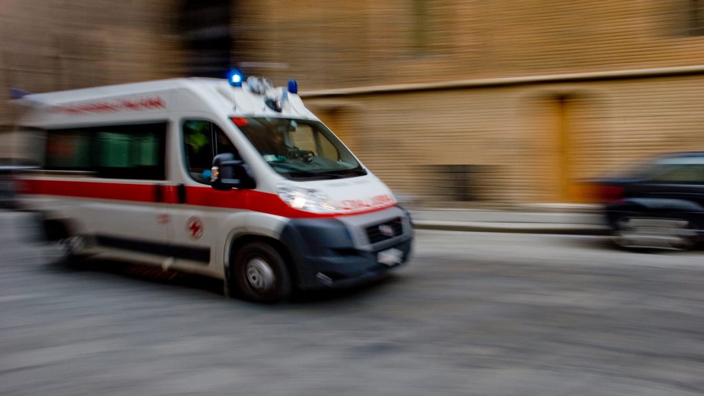 Lamezia, anziano accoltella coetaneo che rifiuta di spegnere la sigaretta