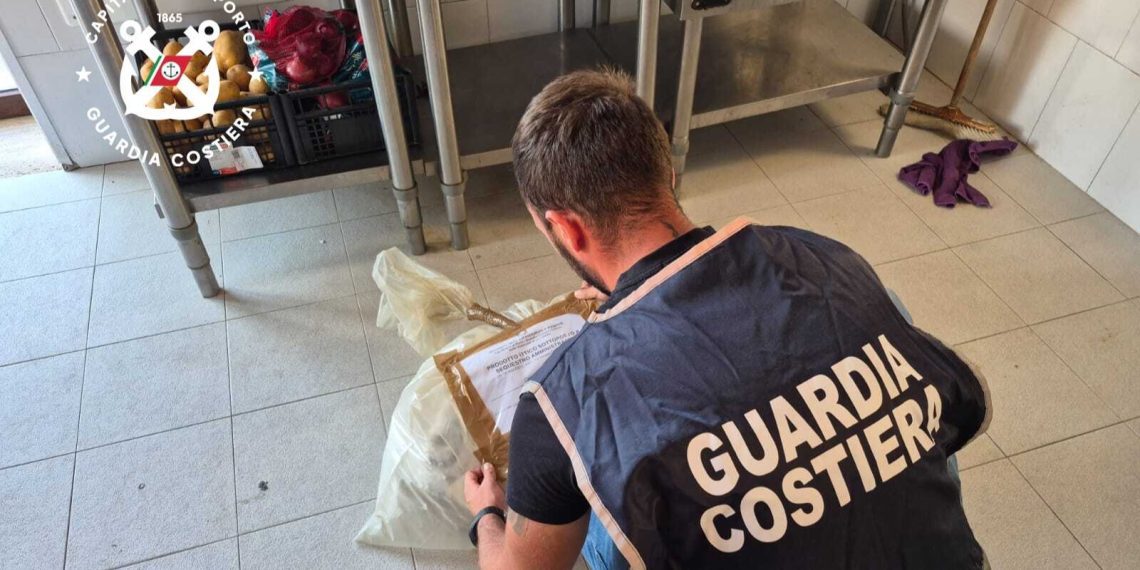 Guardia Costiera, blitz nel weekend: multe a sei ristoranti tra Crotone e Isola