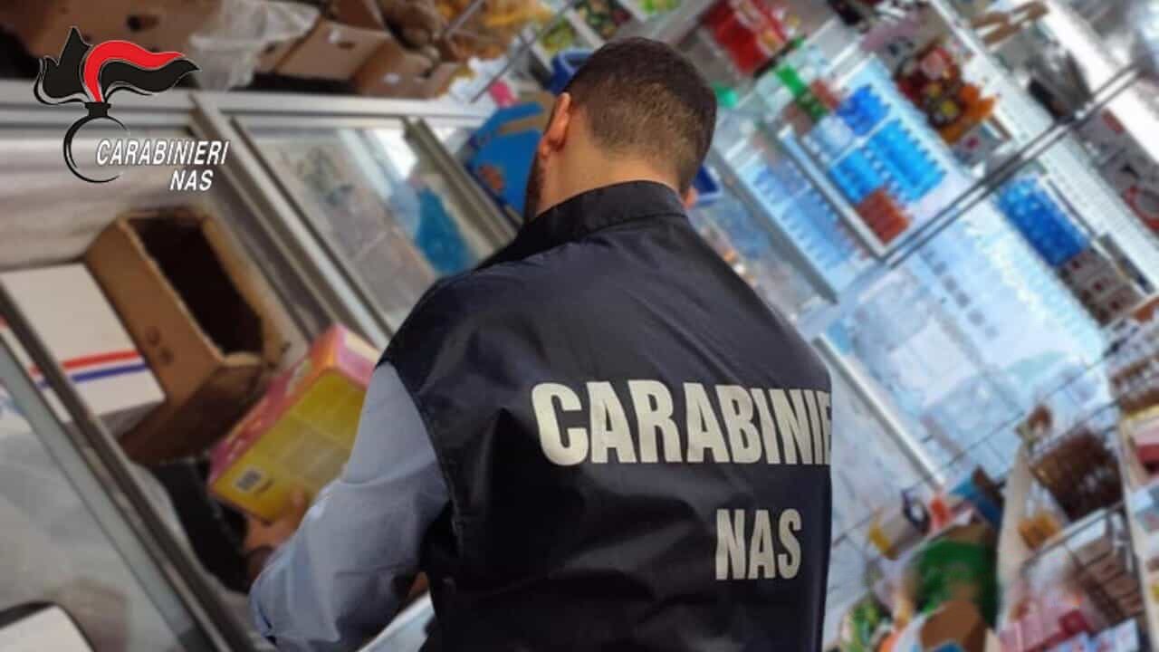 Soverato, Nas sequestrano 521 chili di alimenti non idonei in supermercato