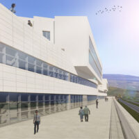 Edificio moderno in bianco con finestre ampie, passerella pedonale e persone, vista panoramica aperta verso campagna.