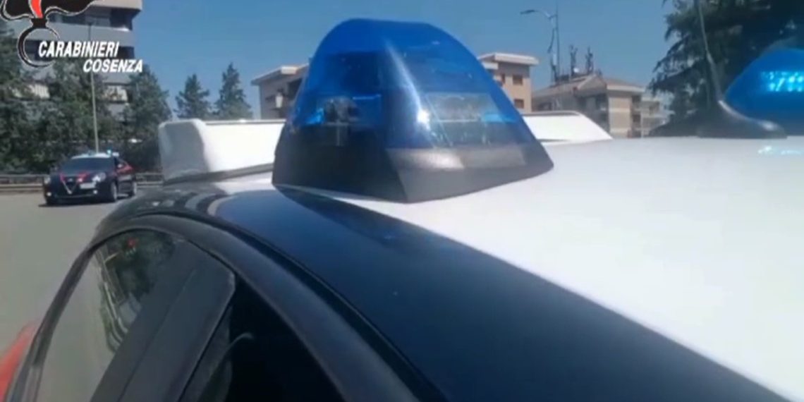 Muore dopo essersi lanciato dal balcone durante un controllo dei Carabinieri