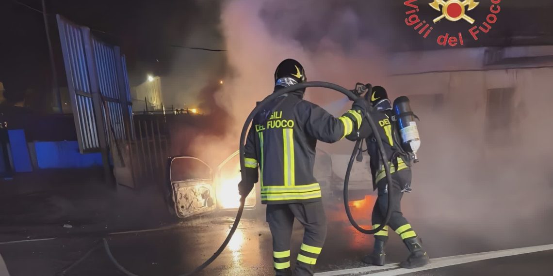 Auto contro muro si incendia: paura nella notte a Catanzaro