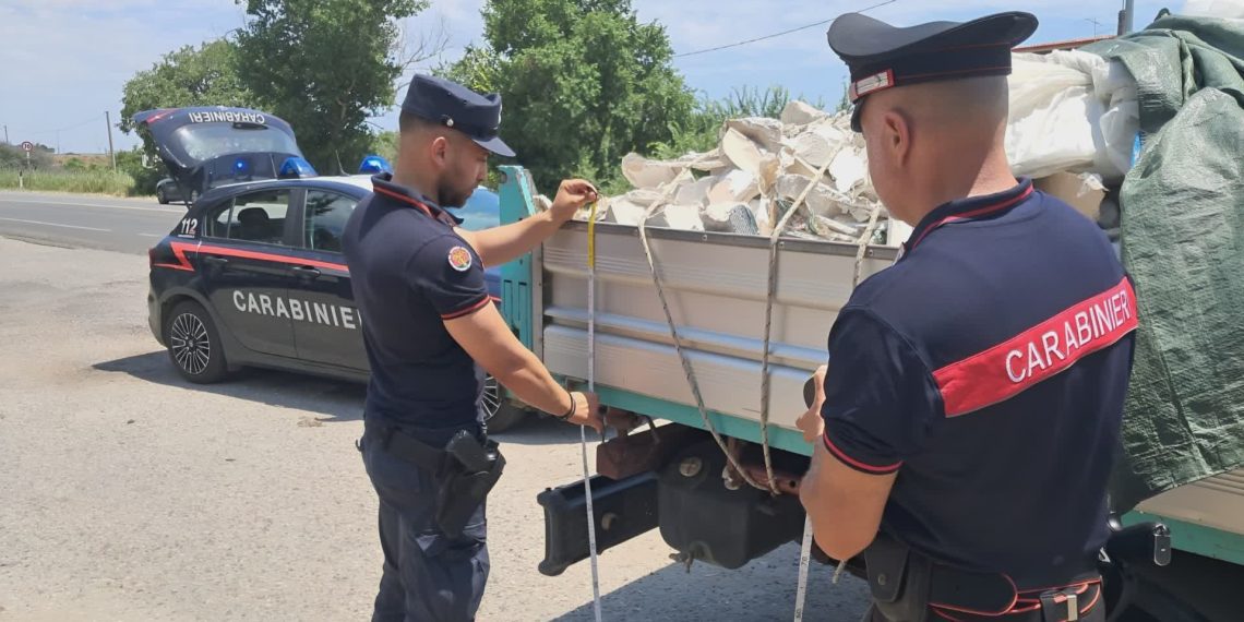 Carabinieri, camion con 15 quintali di rifiuti illegali sequestrato a Sellia