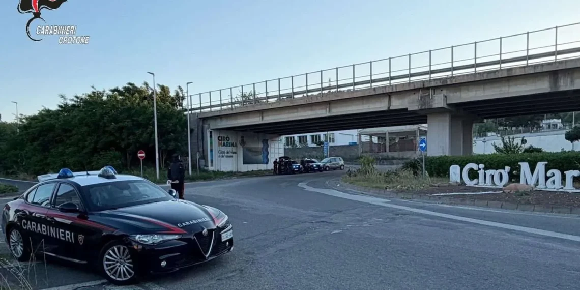 Tenta la fuga e sperona i carabinieri sulla SS 106: arrestato a Cirò Marina