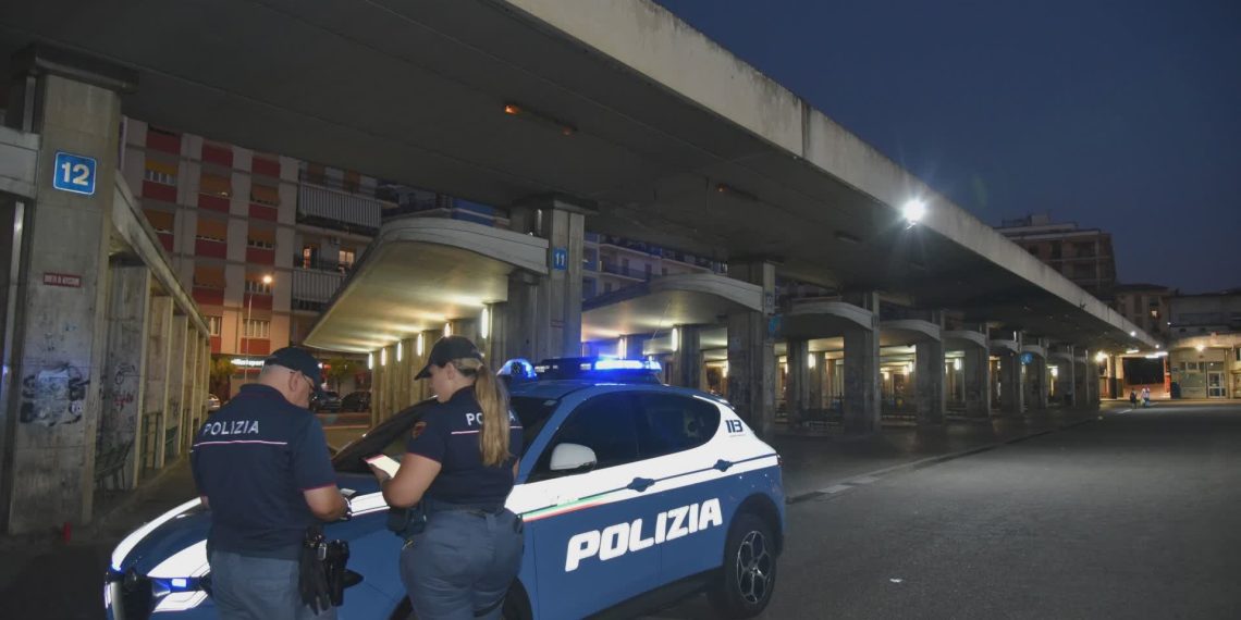 Cosenza, controlli a tappeto della Polizia alla stazione delle autolinee