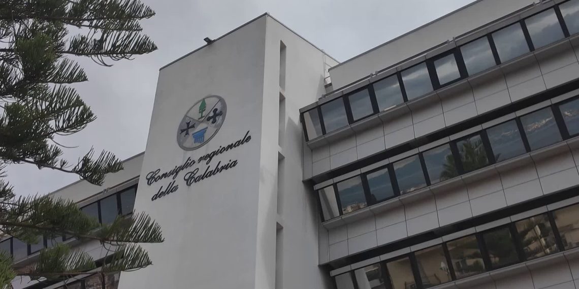 Sottosegretari regionali, il centrodestra ne chiede l’abolizione