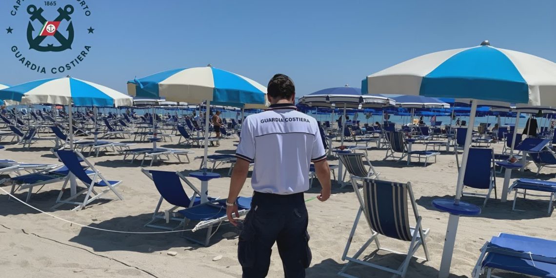 Cirò Marina, occupati abusivamente 2800 metri di spiaggia: tre denunce