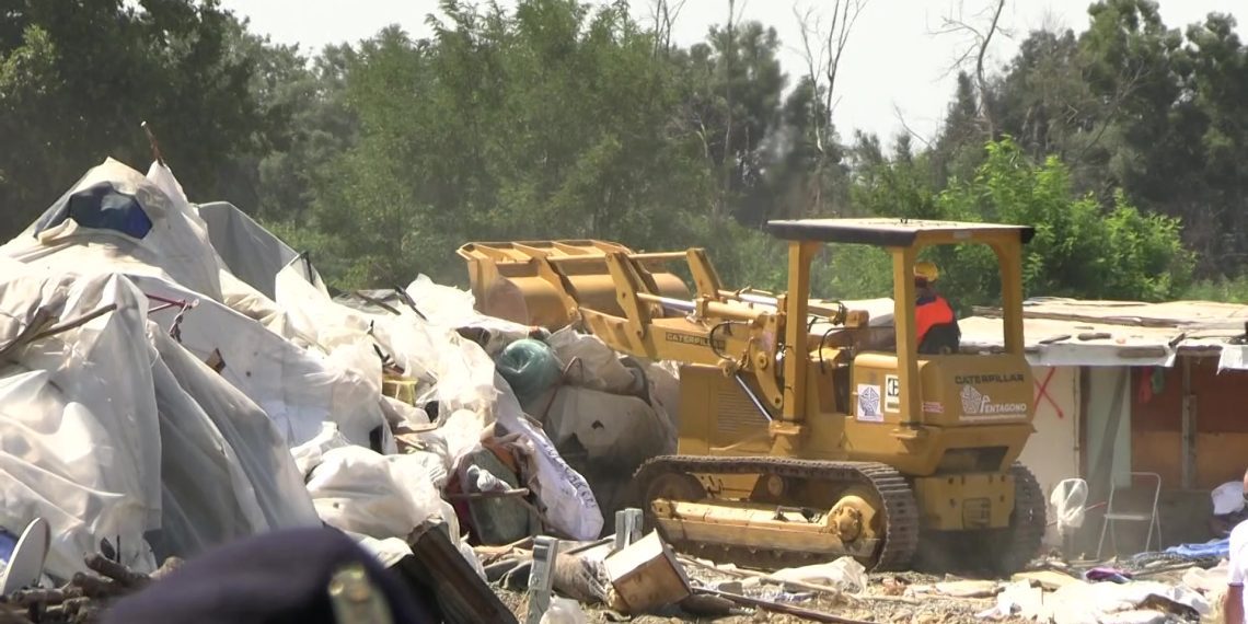 Demolita la tendopoli di San Ferdinando: trasferiti i braccianti agricoli