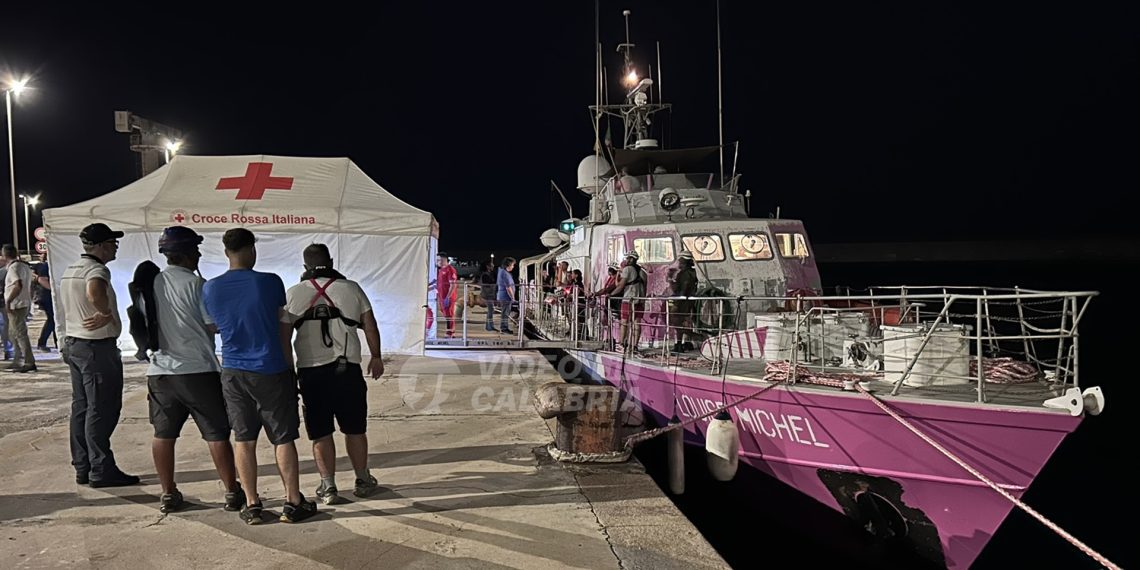 Quarantadue migranti salvati dalla Louise Michel nel Mediterraneo e sbarcati a Crotone