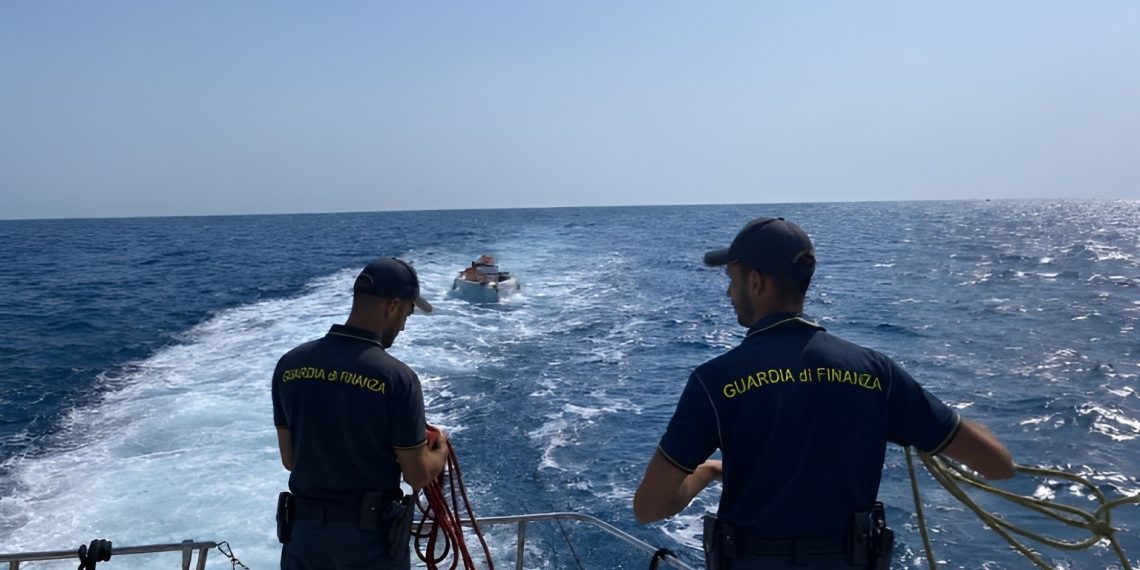 Guardia di Finanza salva una imbarcazione in avaria a Le Castella