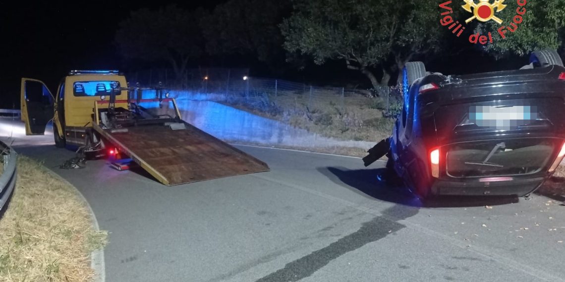 Stalettì, auto si ribalta sulla SP 122: ferito il conducente