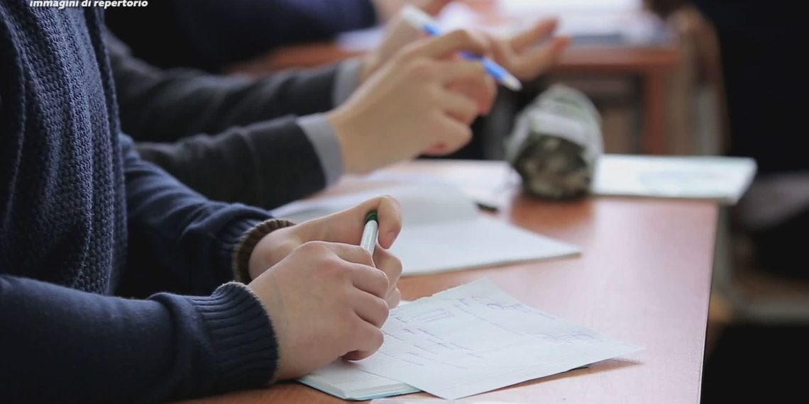 Pianificava aggressione a docente: indagini sulle chat