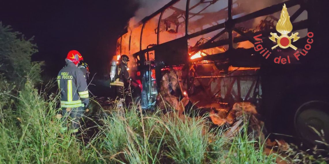 Soverato, autobus scuola guida in fiamme sulla SS182: illesi istruttore e allievo