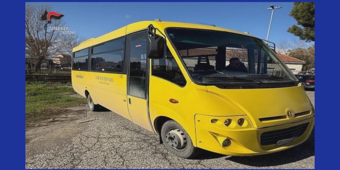 Presunte irregolarità nell’acquisto di uno scuolabus: tre indagati nel Crotonese