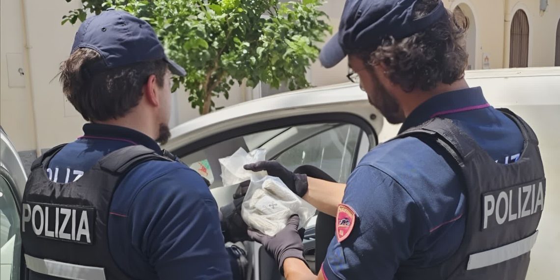 Crotone, un chilo di hashish sequestrato dalla Polizia durante i controlli