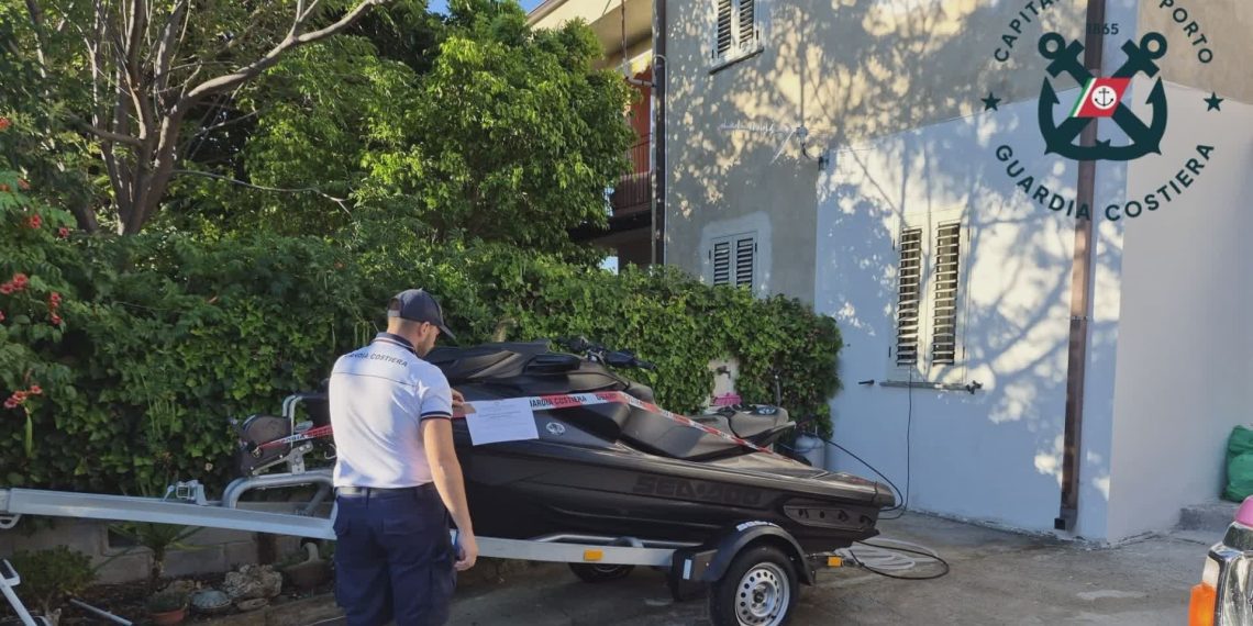 Guardia Costiera in azione nel crotonese: multe e intervento di soccorso