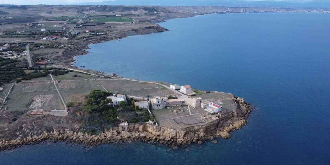 Capocolonna senz’acqua da 20 giorni: la protesta del parroco