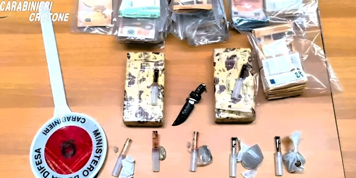 Crotone, sequestrati un chilo di eroina e oltre 60mila euro: tre arresti