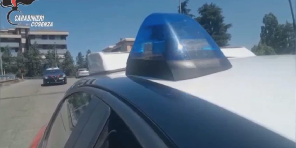 Blitz in un casolare nel Cosentino: trovati droga e contanti, 4 arresti