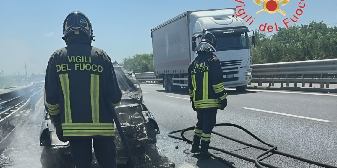 Incendio sull’A2, auto distrutta dalle fiamme tra Lamezia e Falerna