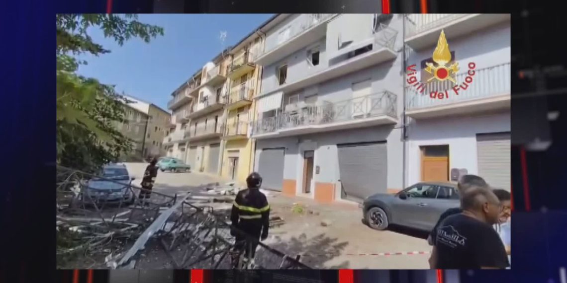 Esplosione per fuga di gas a San Giovanni in Fiore: due feriti trasferiti a Bari