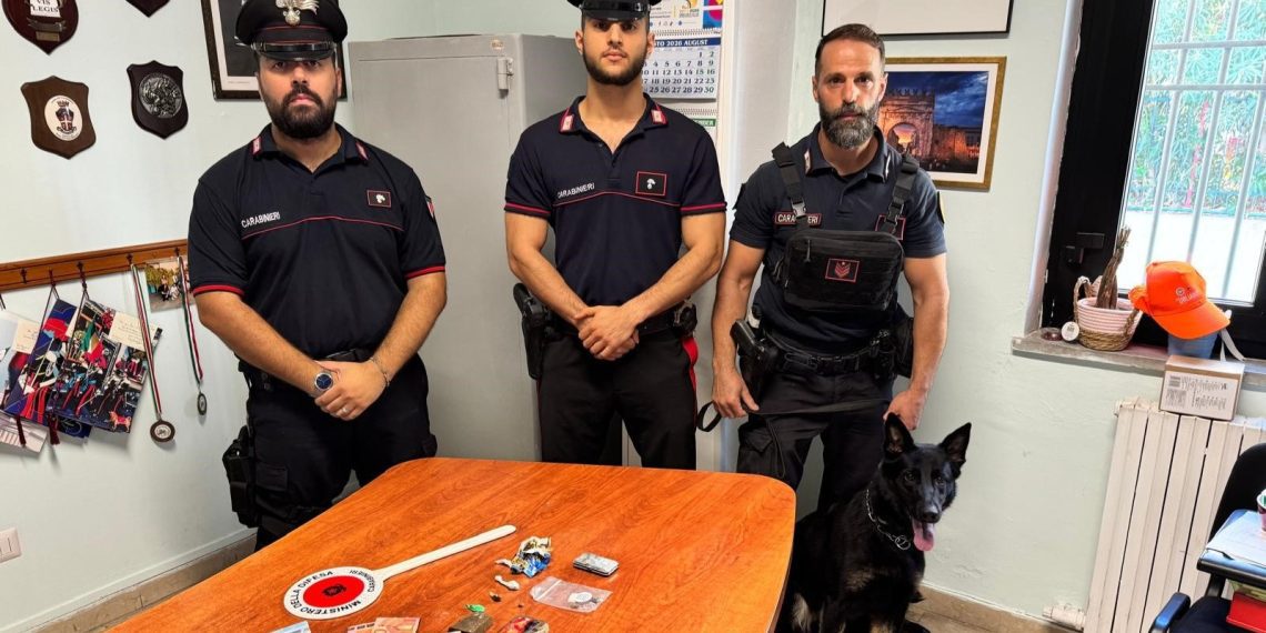 Isola Capo Rizzuto, arrestato 18enne con hashish e cocaina