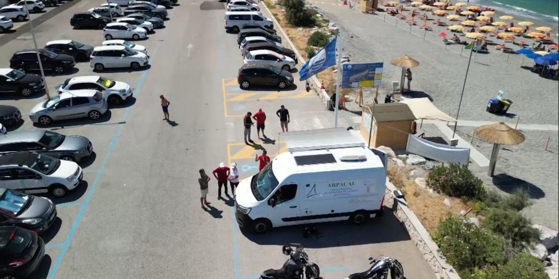 Schiume in mare, Arpacal: “Fenomeni da valutare con le analisi”