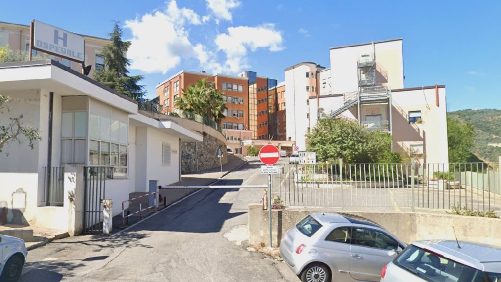 Sfonda con l’auto l’ingresso del Pronto soccorso: arrestato 68enne