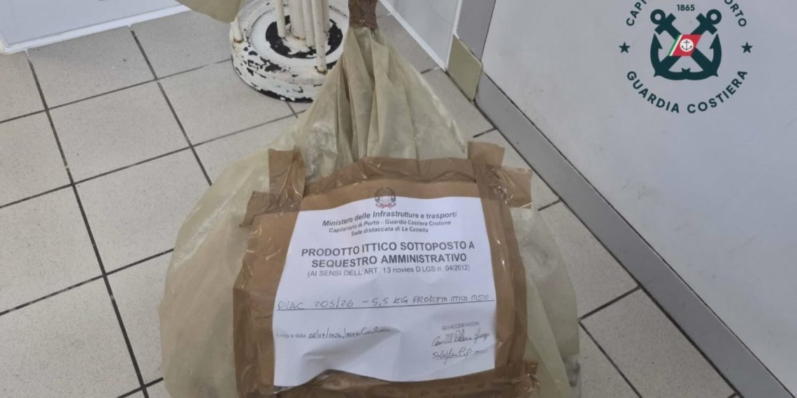 Controlli della Guardia Costiera nel Crotonese: multe per oltre 14 mila euro tra lidi e ristoranti