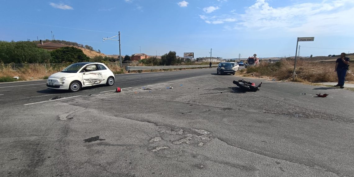 Incidente auto-moto sulla Statale 106 a Crotone: un morto e un ferito