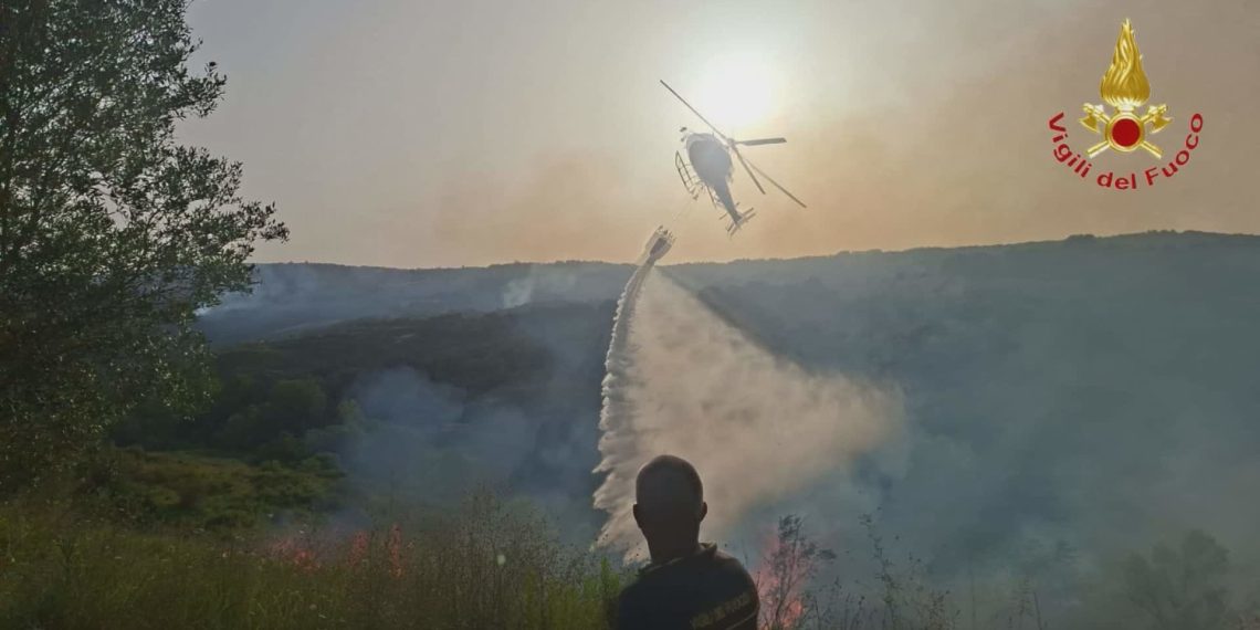 Vibonese, emergenza incendi: Vigili del Fuoco in azione su trenta roghi
