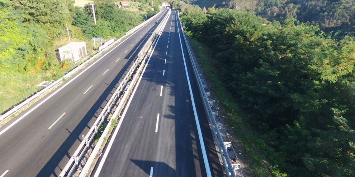 Incidente sull’A2, bimbo di 7 anni sbalzato da auto: trasportato in ospedale dai Carabinieri