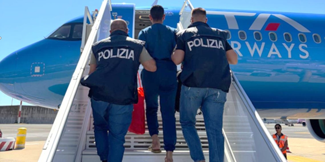 Crotone, rimpatriato un 33enne irregolare: controlli su 50 stranieri