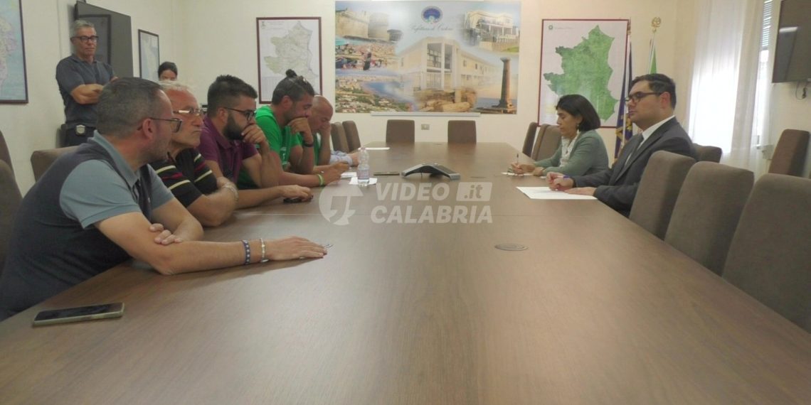 Agricoltori, incontro in prefettura a Crotone: prosegue la protesta