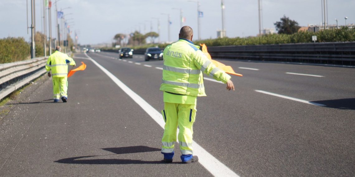 Incidente auto-bici sulla Statale 106 a Cropani: muore ciclista